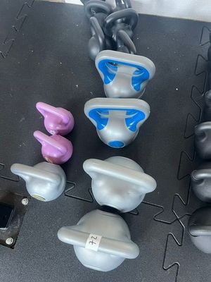 un tas de kettlebells posés par terre