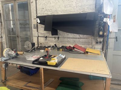 une image d'un établi dans un garage