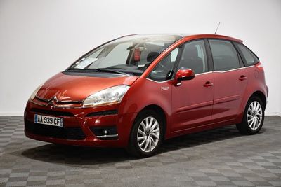la citrole rouge est garee sur un sol en damier