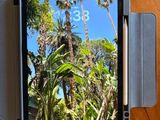 une photo d'une tablette posée sur une table, à côté d'une tasse de café