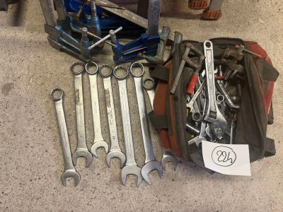un grand nombre d'outils posés à même le sol