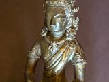 une statue représentant une personne assise en position du lotus