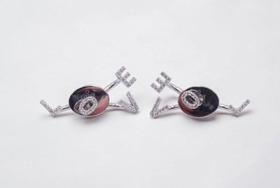 une paire de boucles d'oreilles noires et blanches ornées de diamants