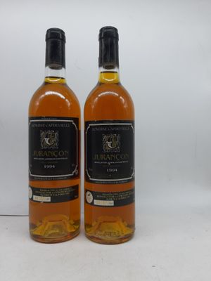 deux bouteilles de vin posées l'une à côté de l'autre sur une surface blanche