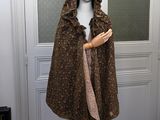 un mannequin vêtu d'un manteau marron et d'une écharpe