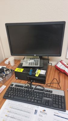 un bureau sur lequel se trouvent un ordinateur, un clavier, une souris et d'autres objets