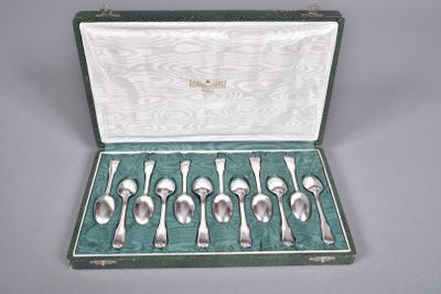 RAVINET D'ENFERT à Paris. Suite de douze cuillères à moka en…