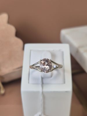 une bague qui se trouve dans une boîte sur une table