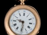 une montre de poche en or avec des chiffres romains sur le cadran