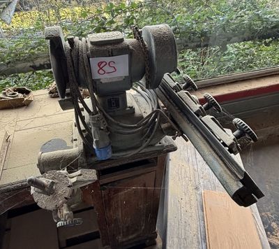 une machine posée sur une table devant une fenêtre