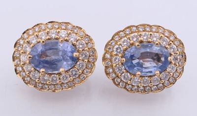 une photo d'une paire de boucles d'oreilles en tanzanite et diamants