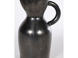 un vase noir avec une anse sur fond blanc