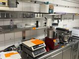 une cuisine offrant beaucoup d'espace de plan de travail