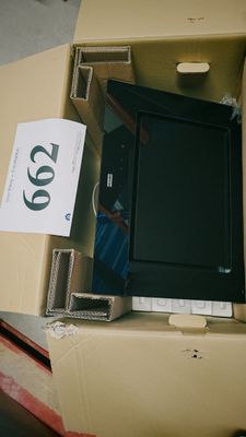 un téléviseur dans un carton, avec une étiquette de prix dessus