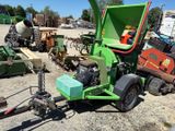 une machine verte qui est à l'arrêt dans la boue