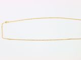 un collier en or avec une longue chaîne sur fond blanc