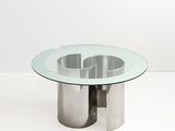une photo d'une table en verre dotée d'un piètement métallique et d'un plateau circulaire en verre