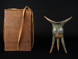 une image représentant un livre et une statue de taureau