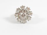 gros plan d'une bague en diamant sur une surface blanche