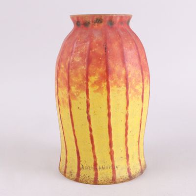 vase jaune et rouge à rayures sur fond blanc