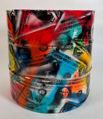 une liasse de billets posée sur une table blanche