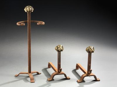 trois porte-manteaux en métal et en bois posés sur un plan de travail gris