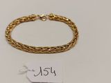 un bracelet en chaîne d'or muni d'une étiquette de prix
