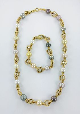 un ensemble composé d'un collier et d'un bracelet ornés de perles multicolores