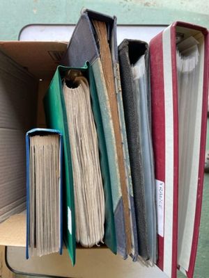 une boîte contenant tout un tas de livres