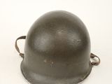 un vieux casque militaire sur fond blanc