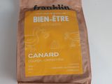 un sac de nourriture posé sur une table