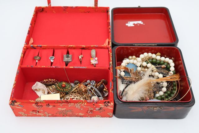 Deux coffrets à bijoux garnis de bijoux fantaisie, un laqué Chine...