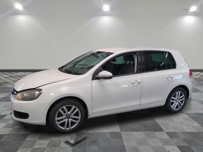 la voiture blanche est garée dans le garage sur le sol en damier