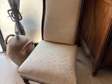 une chaise qui se trouve devant une fenêtre