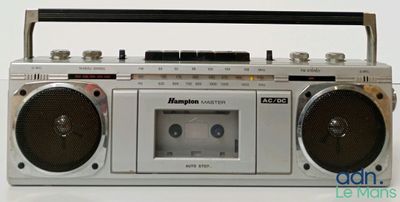 une radio posée sur une table