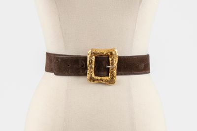 un gros plan sur une ceinture posée sur le torse d'un mannequin