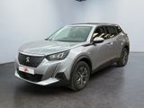 Le nouveau SUV Peugeot est garé dans le showroom.