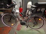 un vélo garé dans un garage à côté d'une borne d'incendie