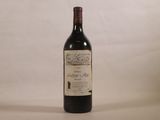 une bouteille de vin posée sur une table