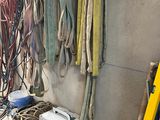 Il y a toutes sortes de cordes et d'outils dans ce garage