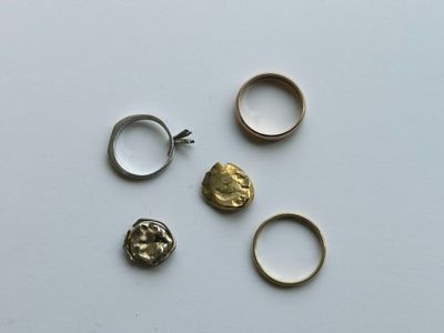 trois bagues et une bague sur laquelle est représenté un visage