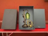 une boîte contenant une bouteille et une paire de ciseaux