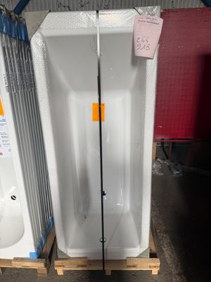 des toilettes blanches et un lavabo blanc dans un entrepôt