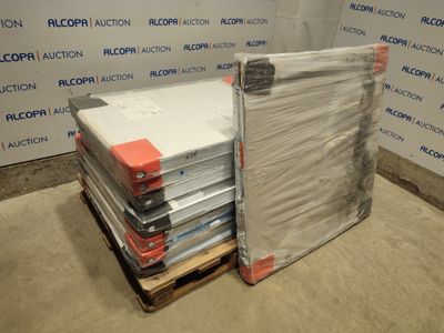 une pile de DVD posée sur une palette dans une pièce
