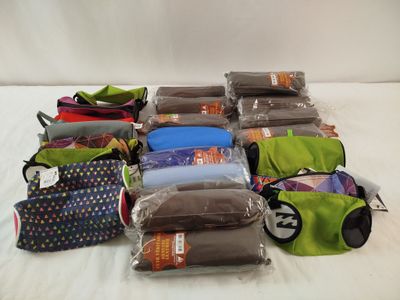 beaucoup de sacs posés sur un lit