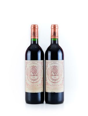 deux bouteilles de vin rouge posées l'une à côté de l'autre sur une surface blanche