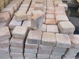 une pile de briques posée sur une palette