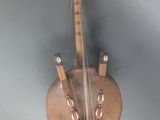 un instrument en bois accroché au mur de la pièce