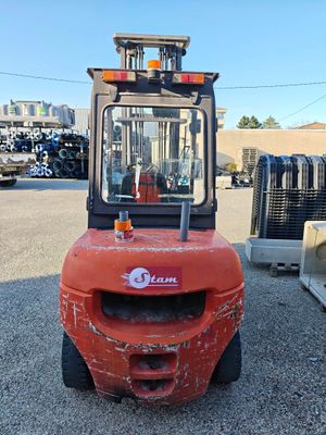 un chariot élévateur garé sur un parking