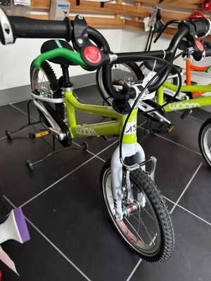 un vélo posé par terre dans la pièce